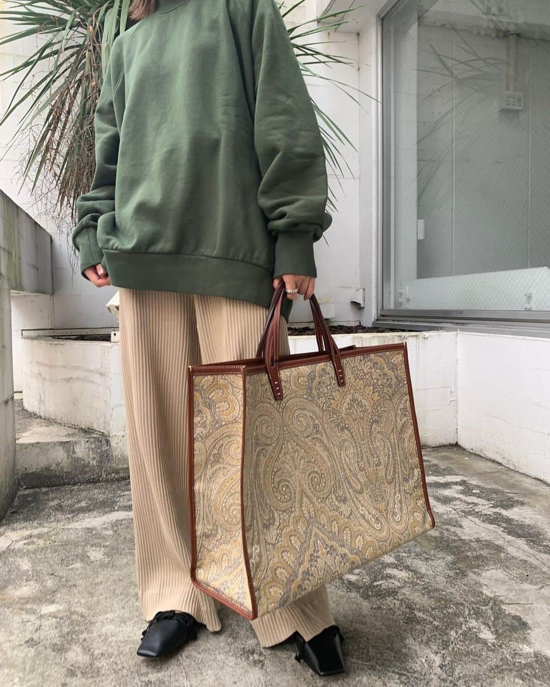 【ANN DE ARKさんのインスタグラム写真 - (【ANN DE ARKInstagram)「🧱🧱NEW ARRIVAL🧱🧱﻿ ﻿ 《 Baserange 》﻿ LHASA PANTS﻿ ￥22,330（税込）﻿ ﻿ ﻿ 《 PORT BY ARK 》﻿ Crew neck sweat﻿ ￥18,700（税込）﻿ 系列店　でお取り扱い﻿ ﻿ ﻿ 《 A VACATION 》﻿ ＜TANK(タンク)＞-PAISLEY YELLOW-﻿ ￥67,100（税込）﻿ ﻿ ﻿ 《 PIPPICHIC 》﻿ スクエアトゥバレエシューズ﻿ ￥36,300（税込）﻿ ﻿ ﻿ ﻿ 着用スタッフ身長158cm﻿ ﻿ ﻿ オフィシャルサイトの在庫と店頭在庫は共有しております。﻿ 商品に関しましては、お気軽にコメントや店舗までお問い合わせください。﻿ ⬇︎⬇︎⬇︎﻿ @ann_de_ark  @arknets_official﻿ #fashion #栃木 #宇都宮 #ショップ  #arknets #anndeark #annstyling #anncode  #Baserange #avacation #pippichic #portbyark」10月6日 17時21分 - ann_de_ark