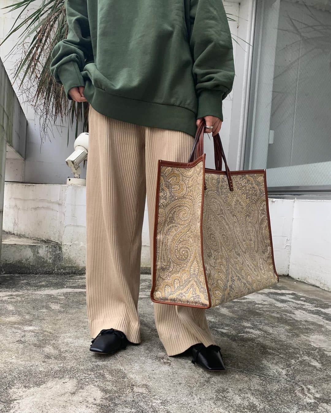 【ANN DE ARKさんのインスタグラム写真 - (【ANN DE ARKInstagram)「🧱🧱NEW ARRIVAL🧱🧱﻿ ﻿ 《 Baserange 》﻿ LHASA PANTS﻿ ￥22,330（税込）﻿ ﻿ ﻿ 《 PORT BY ARK 》﻿ Crew neck sweat﻿ ￥18,700（税込）﻿ 系列店　でお取り扱い﻿ ﻿ ﻿ 《 A VACATION 》﻿ ＜TANK(タンク)＞-PAISLEY YELLOW-﻿ ￥67,100（税込）﻿ ﻿ ﻿ 《 PIPPICHIC 》﻿ スクエアトゥバレエシューズ﻿ ￥36,300（税込）﻿ ﻿ ﻿ ﻿ 着用スタッフ身長158cm﻿ ﻿ ﻿ オフィシャルサイトの在庫と店頭在庫は共有しております。﻿ 商品に関しましては、お気軽にコメントや店舗までお問い合わせください。﻿ ⬇︎⬇︎⬇︎﻿ @ann_de_ark  @arknets_official﻿ #fashion #栃木 #宇都宮 #ショップ  #arknets #anndeark #annstyling #anncode  #Baserange #avacation #pippichic #portbyark」10月6日 17時21分 - ann_de_ark