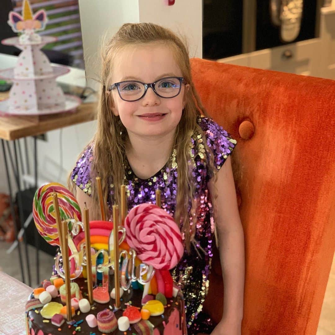 ティム・クルルのインスタグラム：「My little superstar is 7 years old 🥳 😍 #proud」