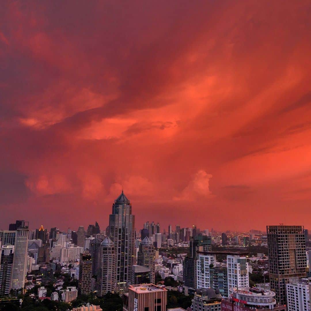 AFP通信さんのインスタグラム写真 - (AFP通信Instagram)「AFP Photo 📷 @torbalancho - A general view shows dusk in Bangkok, as the sun sets, on October 5, 2020.」10月6日 17時26分 - afpphoto