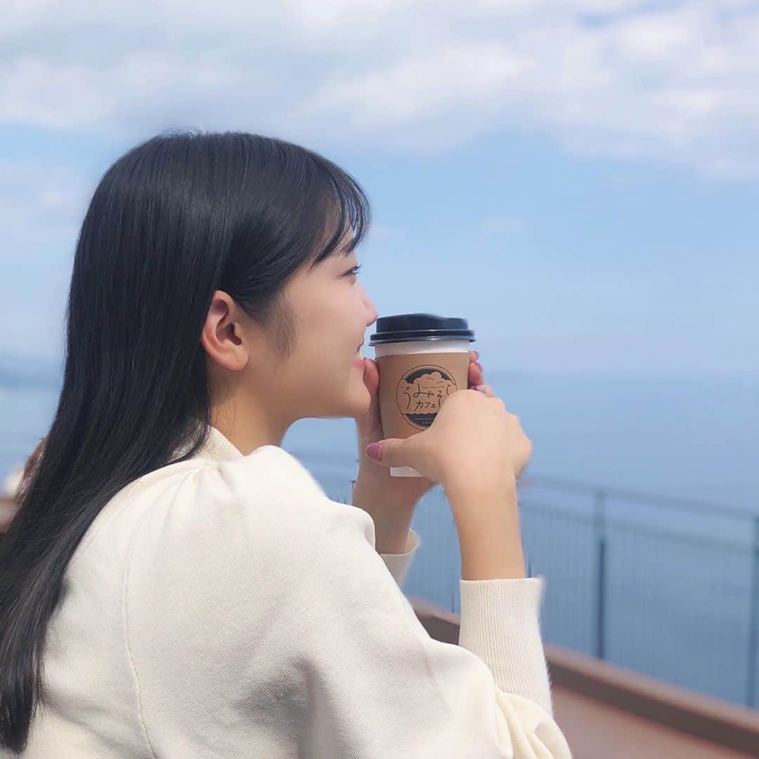鈴木志歩のインスタグラム：「うみそらカフェ☁️ . 海をみながらのんびり出来るって幸せ💙 . . . #카페 #카페투어 #카페스타그램 #패션 #일본사람 #얼짱 #모델 #얼스타그램 #cafe #japan #model #racequeen #fashion」