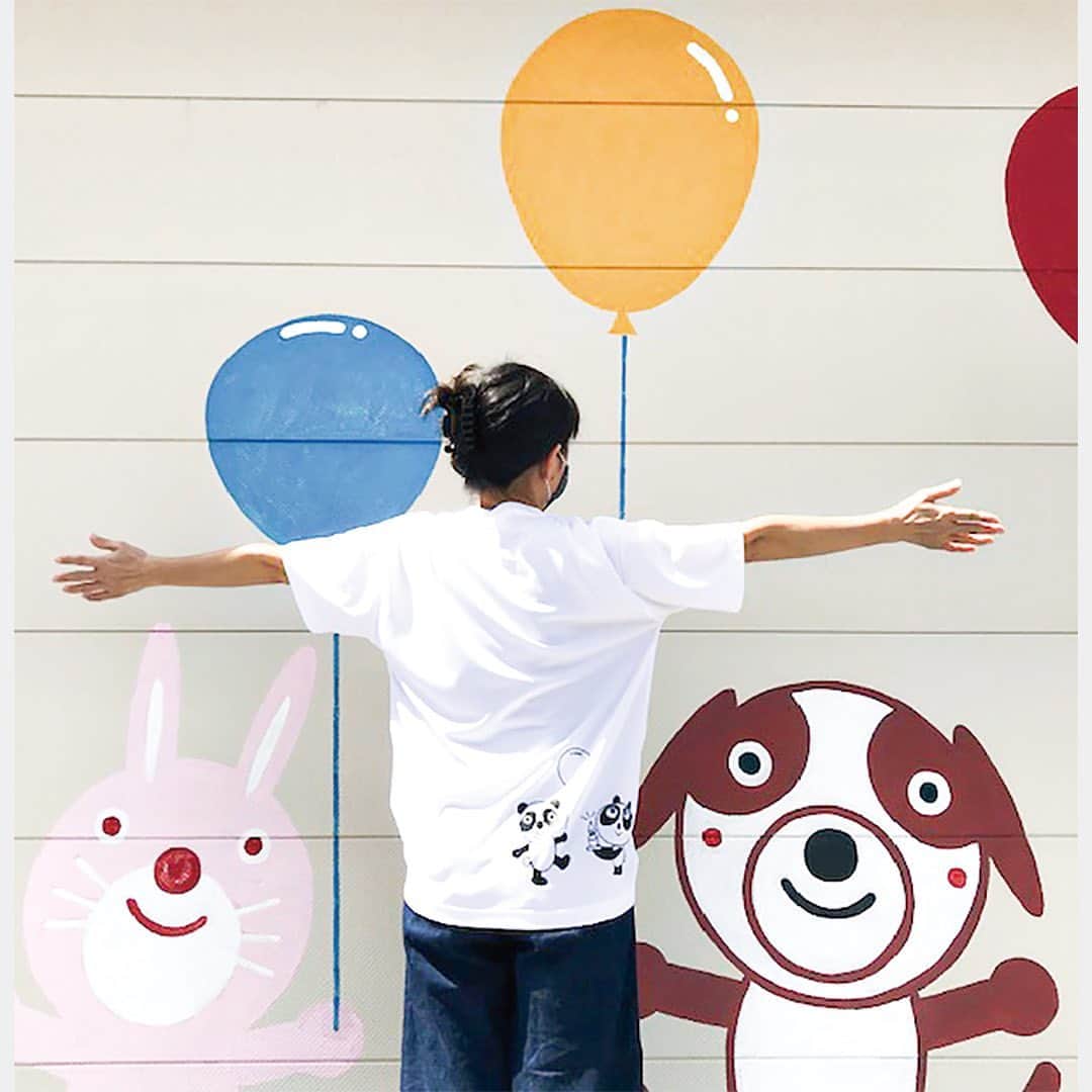 のインスタグラム：「ふうせんとキャンドルのお店のオリジナルスタッフTシャツ作成のご紹介🕯🎈✨ 素敵なお写真ありがとうございました🙇 * * ★お客様からのメッセージ★ さらさらスルンとした着心地いい生地。 かわいくプリントが入って いい感じ～(*´▽｀*) * * プラスワンはオリジナルTシャツ業界No1だからおまかせ安心☺️⭕️ 作成の際はお気軽にお問い合わせください🥳 ・ ・ ・ #オリジナルtシャツ #クラスtシャツ #クラt #オリt #おそろいtシャツ #デザインtシャツ #tシャツデザイン #プリントtシャツ #オリジナルプリント #オリジナルデザイン #オリジナルグッズ #クラtデザイン #オリジナルtシャツ制作 #ユニフォーム #チームウェア #風船 #キャンドル #ふうせんとキャンドルの店 #プラスワン #プラスワンインターナショナル #オリジナルtシャツのプラスワン」