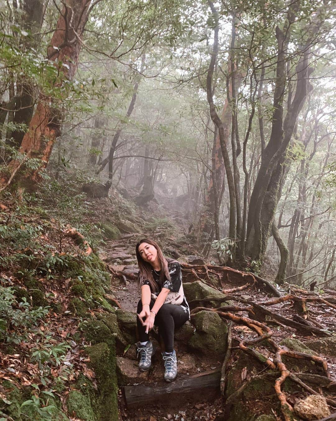 植野有砂さんのインスタグラム写真 - (植野有砂Instagram)「Yakushima was foggy and magical 🧙‍♀️💕屋久島ラストフォト🌳白谷雲水峡は本当にすごかったなぁ、、霧がかかっていてさらに神秘的だった✨身軽なうちにまた行きたいなぁ💭😌 #yakushima #屋久島」10月6日 17時29分 - alisaueno