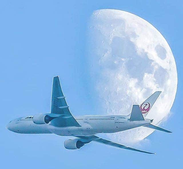 のインスタグラム：「. Reassured at the thought that the moon is watching over us. #UncommonOctober  月が空から見守ってくれていると、前向きな気持ちになりますね🌔 . . Photo by @manabu.morita.10.07 Post your memories with #FlyJAL  #JapanAirlines #travel #airplane #travelawesome #momentofmine」