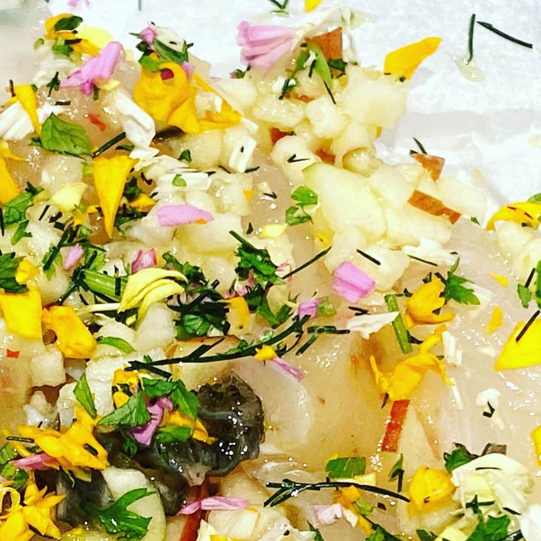牛窪万里子さんのインスタグラム写真 - (牛窪万里子Instagram)「お花畑のようなオードブル。鮮魚のカルパッチョ。  代々木上原にあるイタリアン「クインディ （QUINDI）」  全てのお料理に大満足。 美味しいものを頂くと元気になります。  #クインディ  #ランチ #代々木上原 #イタリアン #レストラン  @quindi_tokyo」10月6日 17時32分 - mariko_ushikubo