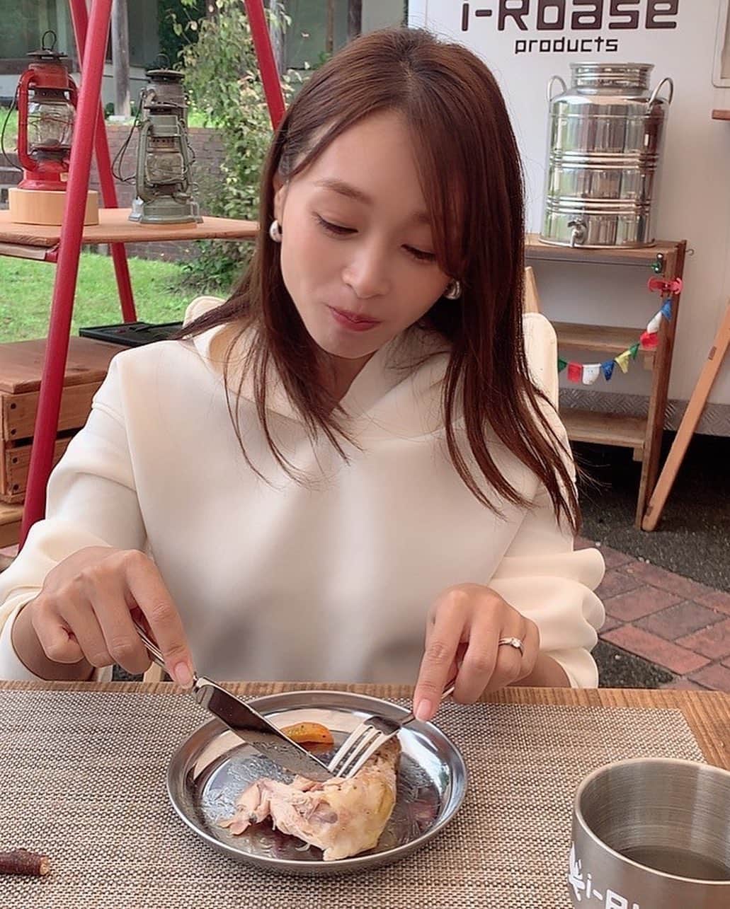 HISANAさんのインスタグラム写真 - (HISANAInstagram)「先日奥出雲で、てんちゃん @tension_takano と初グランピングを体験😆🏕 @okuizumowildgramping の方がチキンを食べやすいように取り分けてくれて🍗✨ レモン風味ですごく柔らかくて美味しかった😋🍋  初めてマシュマロ焼いて食べたけど、これも美味しすぎた🥺🔥  今度また家族でゆっくり来たいな🏕💕 みんなもドライブがてら自然に癒されにぜひ🚗🌳 #奥出雲ワイルドグランピング#奥出雲#奥出雲町#島根#島根グルメ」10月6日 17時34分 - hisana22