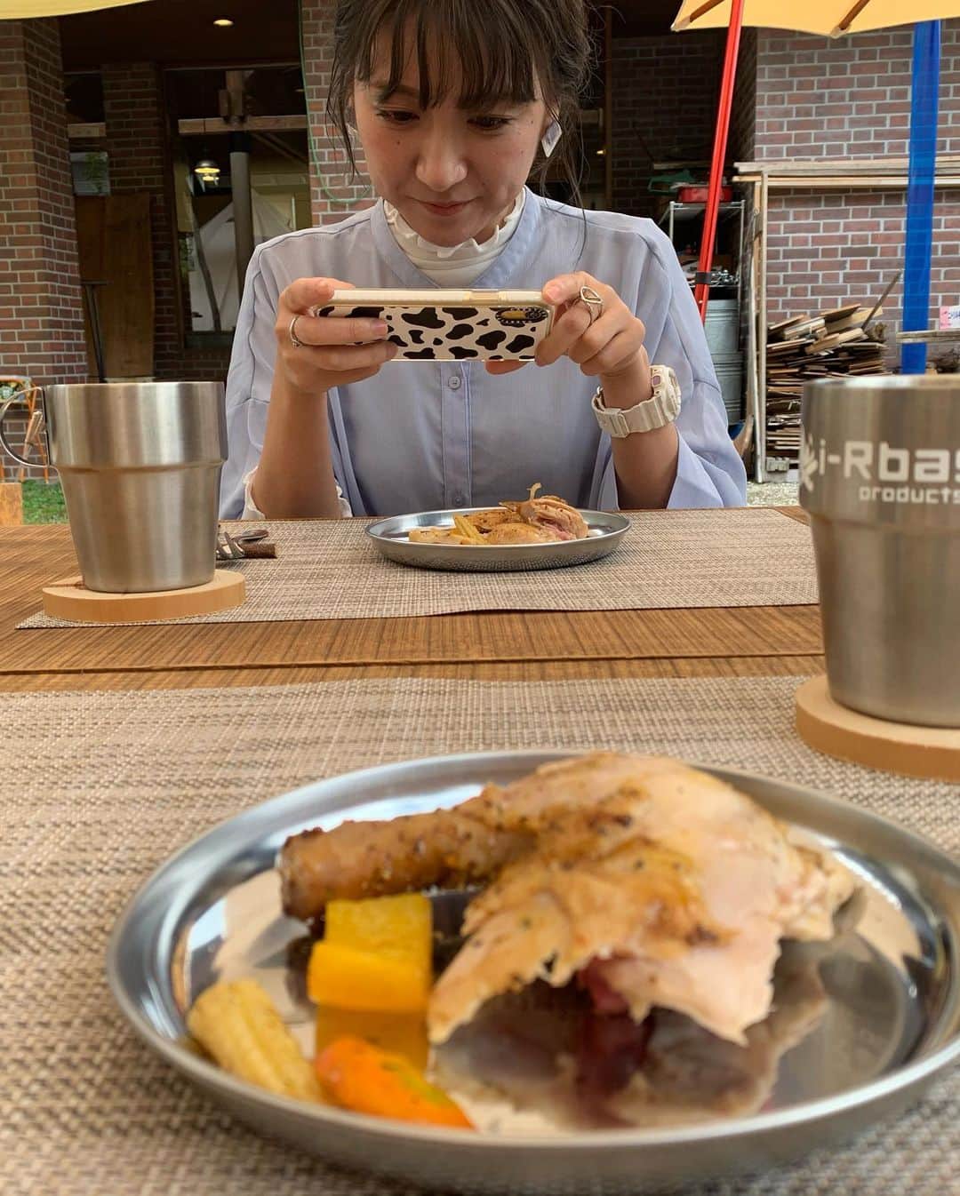 HISANAさんのインスタグラム写真 - (HISANAInstagram)「先日奥出雲で、てんちゃん @tension_takano と初グランピングを体験😆🏕 @okuizumowildgramping の方がチキンを食べやすいように取り分けてくれて🍗✨ レモン風味ですごく柔らかくて美味しかった😋🍋  初めてマシュマロ焼いて食べたけど、これも美味しすぎた🥺🔥  今度また家族でゆっくり来たいな🏕💕 みんなもドライブがてら自然に癒されにぜひ🚗🌳 #奥出雲ワイルドグランピング#奥出雲#奥出雲町#島根#島根グルメ」10月6日 17時34分 - hisana22