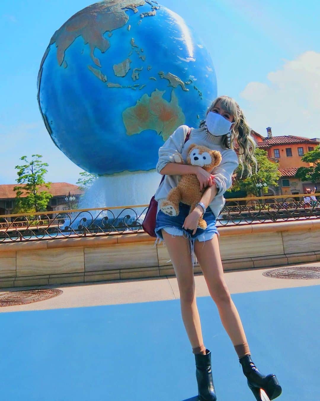 あんじゅのインスタグラム：「♡ ． マスクつけてると写真盛れるから とても助かりますわ〜🤭🤭 . 母親の手作りマスク😌✌🏻💕 ． ．  #Burlesque #バーレスク #バーレスク東京 #大阪 #バーレスク大阪 #北新地 #六本木 #キャバ嬢 #ホスト #歌舞伎町 #ダンサー #Japanesegirl #自発ください  #ギャルメイク #グラビア  #金髪女子 #ギャル #加工厨 #ジャニオタ #スレンダー #エロ可愛い #tds #撮影会 #雰囲気好きな人いいね #自撮り界隈 #1mmでもいいなと思ったらいいね #被写体  #ディズニー写真部 #ディズニーシー #ディズニーコーデ」