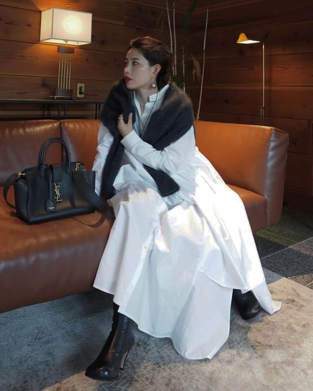 JUNNAのインスタグラム：「コットン100%の デザインタックシャツワンピース に ラクーンニットカーディガン を肩掛け⛄️  加工を加え、ややクラッシュ感と毛羽立ちのある生地を使用したシャツワンピース。  横から見るシルエットが可愛い🤭  大きなタックと脇の段差部分に重なりをつくり、 ボリューム感たっぷりの印象に仕上げました。  裾の長さに変化をつけたイレギュラーヘムと ハリのある生地で躍動感をプラス◎  2020WINTER COLLECTION 先行予約VOL.2  - WEB開催期間 - 10/8(木)19:00 - 10/15(木)12:00PM  - 店舗開催期間 - 10/8(木)- 10/14(水)  #エトレコート」