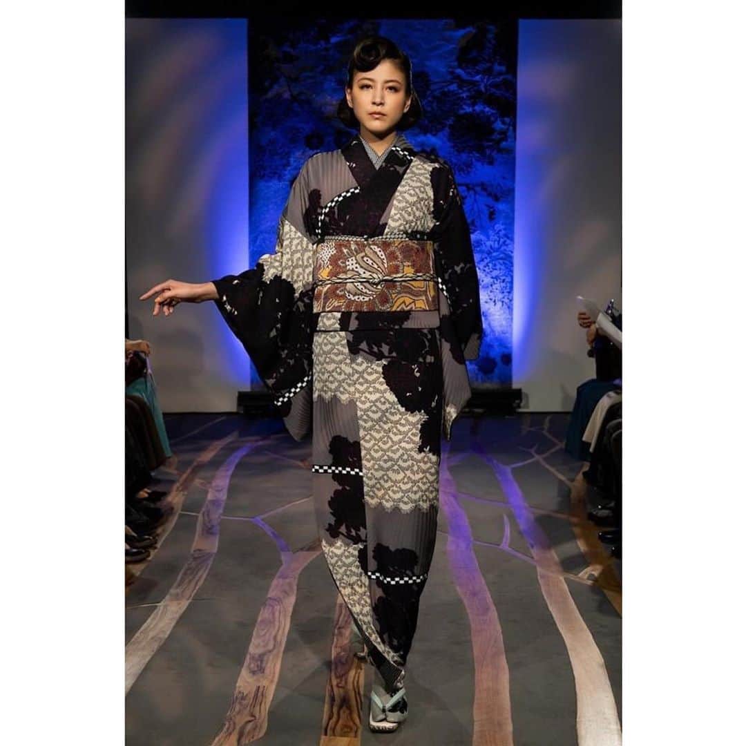 のインスタグラム：「JOTARO SAITO kimono style collection 2021 S/S . 18歳の頃からお世話になっている 着物ショー👘 右も左も分からない頃から 優しく見守ってくださっていた 上太郎さんやスタッフの方々には本当に感謝でしかないです🥺 もっと着物が似合う女性になれるように自分を磨いていきます🥺 . #jotarosaito #斉藤上太郎 #saitojotaro #kimono #着物」