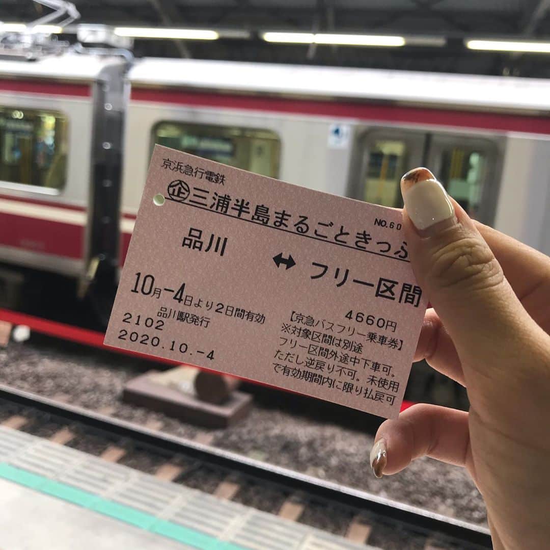 唯可（yuika）さんのインスタグラム写真 - (唯可（yuika）Instagram)「仲良し3人組で葉山まで #三浦半島まるごときっぷ でデートしてきました🤎 . 3人でデニムコーデで合わせてみたよん👖 今回のおデートは、10月1日から京急電鉄で発売された三浦半島を２日間まるっとまわれるお得な切符の旅🤎三浦半島まるごと切符を使って、葉山や逗子をマルっと観光してきました🚃 . 葉山マリーナで切符を見せると貰えるマーロウのプリン食べたり、遊覧船にもお得な金額で乗れちゃうみたいだよ🚢 そして、ミサキドーナツでもドーナツが3個ももらえるの🥺✨ どの主要駅からも5000円以内で購入できるし、湘南方面遊びに行きたい人には是非このお得旅してみてね✊ . . ゆったり流れる時間がとっても気持ちよくて また行きたいなぁって思ったよ😌🤎 . . @keikyu_official  #三浦半島まるごときっぷ#京急電鉄#京急旅#葉山マリーナ#クルージング#葉山カフェ#女子旅#葉山#鎌倉#カフェ#カフェ巡り#カフェ好きな人と繋がりたい#デニムコーデ#ファッション#アラサー旅#アラサー#海コーデ#おそろコーデ#国内旅行#pr」10月6日 17時53分 - yu.i.k.a