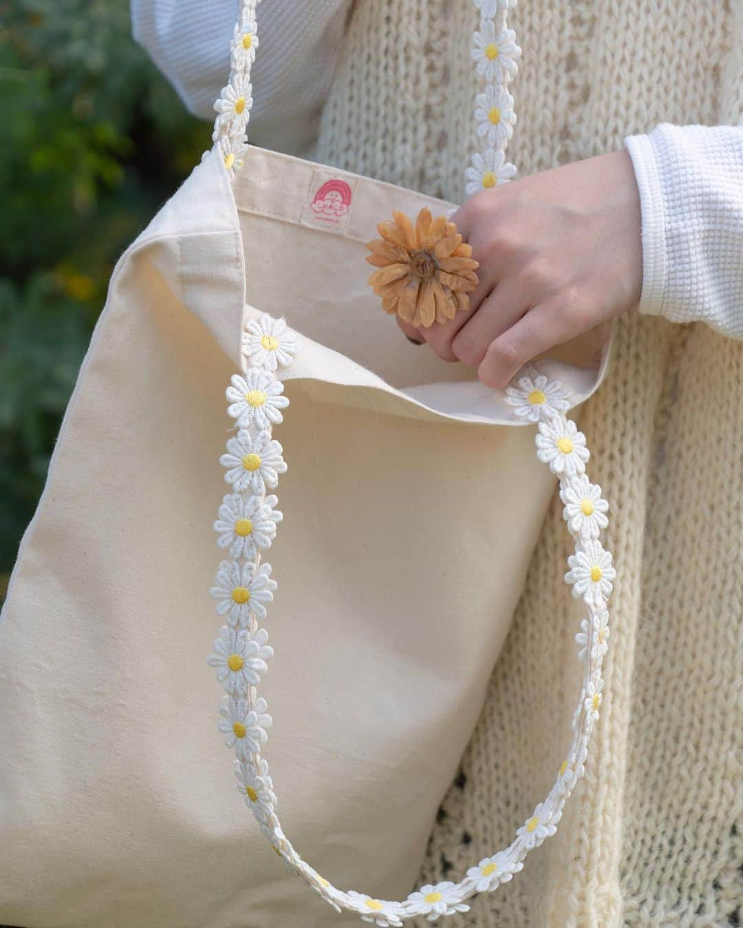 waco⭐️CHACOのインスタグラム：「🌼Margaret eco bag🌼  絶賛販売中 来月11月末お届けいたします🕊」