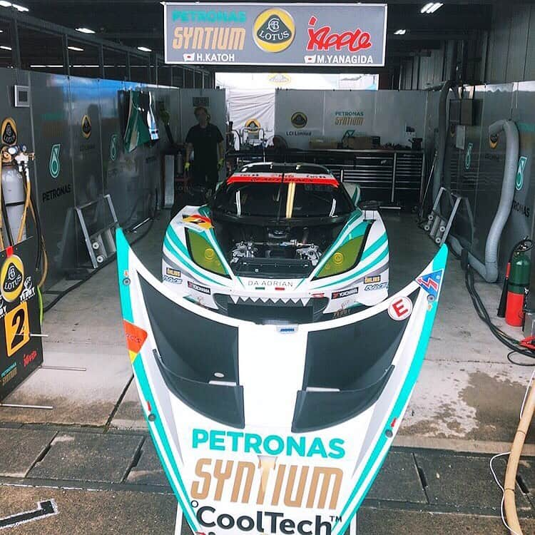 有馬綾香さんのインスタグラム写真 - (有馬綾香Instagram)「【🍏はっぴょうします🍎】 SUPERGT rd.7  ツインリンクもてぎ 2号車のファンミーティング開催決定‼️  わーーーい🤗 888888888888👏💕  こんな状況下で今年もファンミーティングが出来る事に感謝😭✨  内容などは随時発信していきます！！  いち早くのお知らせは こちらのLCIのHPからです👇 https://store.lotus-cars.jp  チケット販売もこのHPからなのですが、 その際に会員登録が必要になるので 事前に登録だけ済ませておくとスムーズかと！🤗  数量限定だからね😂  ちらりと内容を聞いたら それはもうお得で楽しそうな内容盛り沢山だったよ！！！！  楽しみにしてて🤗  #SUPERGT #sgt #supergt2020 ＃lotus」10月6日 17時46分 - ayakaarima