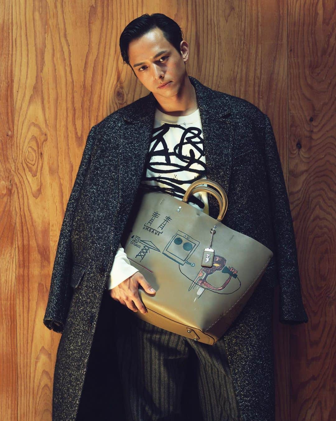 長山一樹のインスタグラム：「Esquireにて満島真之介さん×COACHの撮影をさせていただきました。  @esquirejapan  @coach  Model @mitsushimax  Stylist @masataka_hattori  Hairmake @yoshikazumiyamoto  #esquire #coach #満島真之介 #photography #portrait #hasselblad #h6d #kazukinagayama #長山一樹」