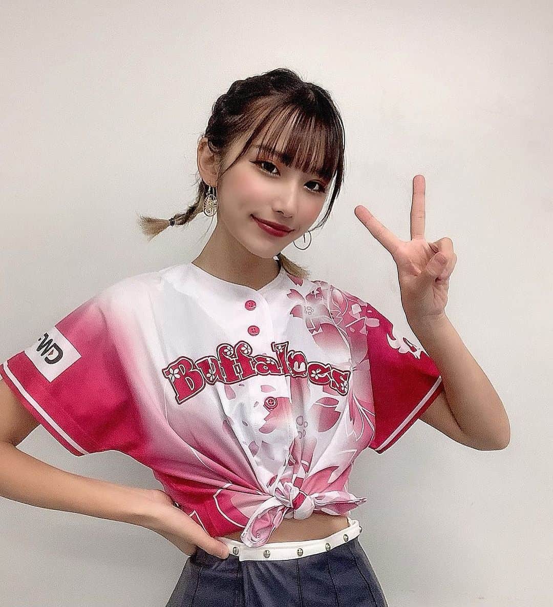 のインスタグラム：「﻿ ﻿ ﻿ ﻿ 18:00-千葉ロッテマリーンズ戦です！﻿ ﻿ ﻿ PLAYBALL！！﻿ 勝ちたーい！﻿ ﻿ ﻿ ﻿ ﻿  #Bs2020 #buffaloes #ORIX #bsgirls #moeka_357 #moeka #bsg #orixbuffaloes #얼짱 #좋아요그램 #일상 #패션 #코디 #일상룩 #赞 #粉我 #漂亮 #얼짱 #셀피 #한국여행 #オルチャン #얼스타그램　#카페스타그램  #ハイトーンヘア #韓国メイク #韓国ヘアー #オルチャンメイク  #おしゃれさんと繋がりたい #切りっぱなしボブ #オルチャンヘア #タンバルモリ」