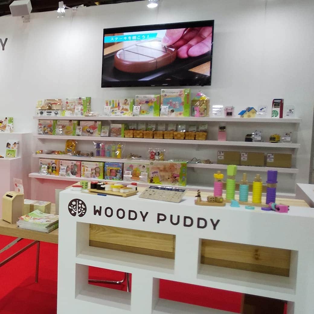 woodypuddyさんのインスタグラム写真 - (woodypuddyInstagram)「「東京インターナショナルギフトショー秋　2020﻿」へ今年も出展いたします🍁  ウッディプッディでは知育玩具とおままごとをご紹介。 新商品「おすしセット」や当店の商品をじっくりご覧いただけますので、ご来場予定の方は是非お立ち寄りくださいませ。  会場：東京ビッグサイト﻿ 日時：10月7日(水)〜9日(金)﻿　10時〜18時(最終日17時まで)﻿ ブース：南1ホール 南1-T05-24  ※新型コロナウイルス感染防止の対策を行っている為、事前登録が必要となります。詳細は公式ＨＰ「東京ギフトショー２０２０」をご覧くださいませ。  #woodypuddy #ウッディプッディ #神戸 #食育 #木育 #木のある暮らし #子供のいる暮らし #おうちあそび ＃おうち遊び #お家遊び #室内遊び #木製 #木のおもちゃ #木製玩具 #木製おもちゃ #知育玩具 #知育おもちゃ #知育 #知育遊び #積み木 #ままごと #おままごと #おままごとグッズ #おままごとセット #はじめてのおままごと #ギフトショー #東京ギフトショー #展示会」10月6日 17時54分 - woodypuddy.japan