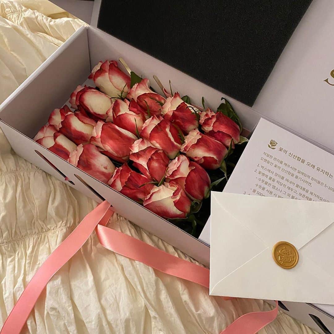キム・ダヘのインスタグラム：「결혼기념일이라고 집으로 보내준 아빠의 선물 🌹❤️」