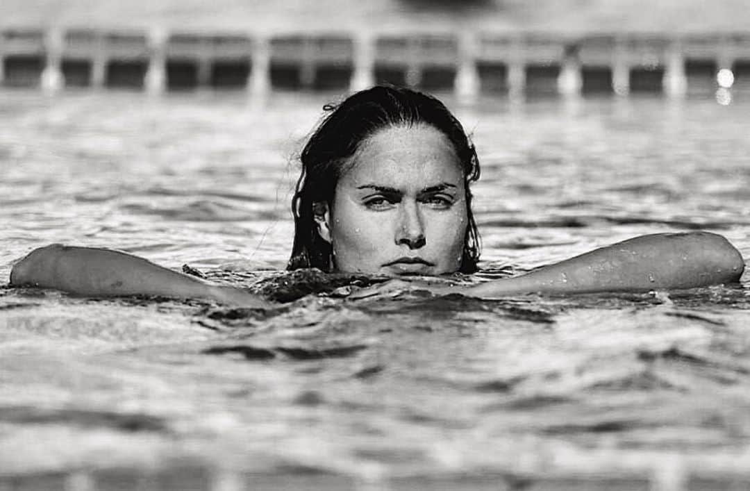 ズザンナ・ヤカボスのインスタグラム：「where is my food?? . . . . #swimmer #swimming #swimmerslife #swimmerproblems #practicemakesperfect #bw #pooldays」