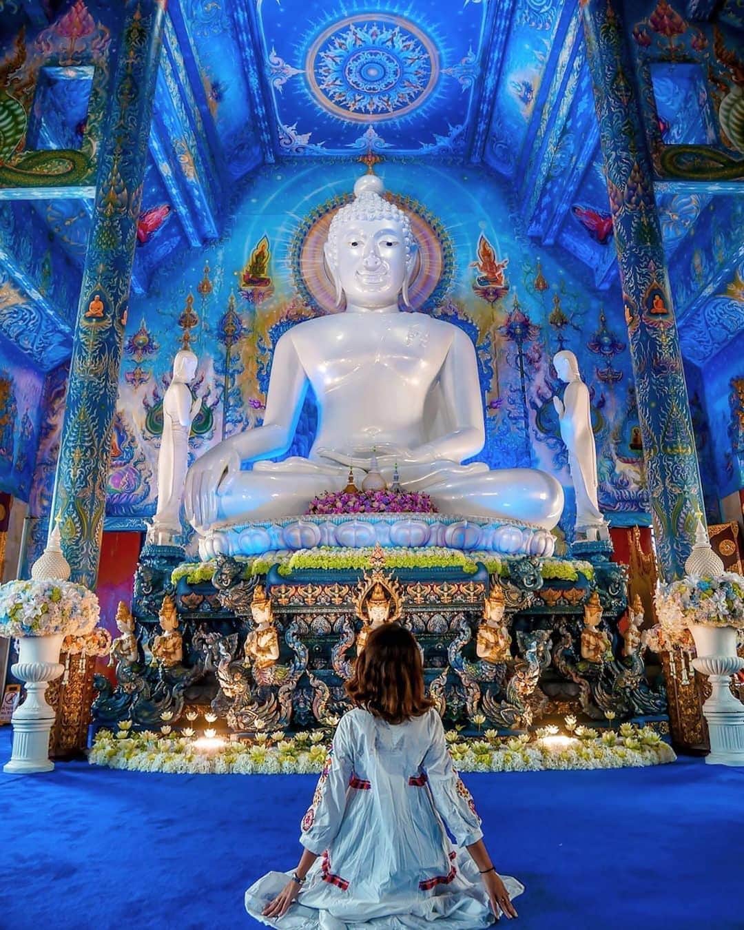 タイ国政府観光庁さんのインスタグラム写真 - (タイ国政府観光庁Instagram)「・﻿ ＼🇹🇭サワッディー・カー🇹🇭／﻿ ﻿ 今週の #こんなタイ知らなかった は、青の塗装が鮮やかな「ワット・ロンスアテン」の一枚📸✨﻿ ﻿ 「ブルー・テンプル」とも呼ばれるチェンライの寺院で、名前のとおり青色が全面に使用されているのが印象的💙﻿ 同じくチェンライにあり、「ホワイト・テンプル」の愛称で知られる寺院「ワット・ロンクン」を建築した方のお弟子さんが手がけている、という裏話もあるんです💁﻿ ﻿ 青の清々しい空間にいるだけで、心も清らかになりそうですね…😌✨﻿ ﻿ @yuuka0829 さん、コップン・カー🙏✨﻿ ﻿ ・・・・・・・﻿ 今まで知らなかったタイの魅力を見つけたら、ハッシュタグ #こんなタイ知らなかった をつけて投稿して下さい🌸﻿ ﻿ こちらでご紹介させて頂くことがあります。皆さまからの投稿をお待ちしています😊﻿ ﻿ #repost #タイ #チェンライ #ワットロンスアテン #ブルーテンプル #こんなタイ知らなかった #もっと知りタイ #タイ旅行 #チェンライ旅行 #旅好きな人と繋がりたい #旅行好きな人と繋がりたい #海外旅行  #タビジョ #thailand #chiangrai #chiangraitrip #watrongsuaten #bluetemple #temple #amazingthailand #thailandtravel #thailandtrip #thai #thaistagram #lovethailand #genic_thailand #girlstrip #tabijyomap_thailand」10月6日 17時55分 - amazingthailandjp