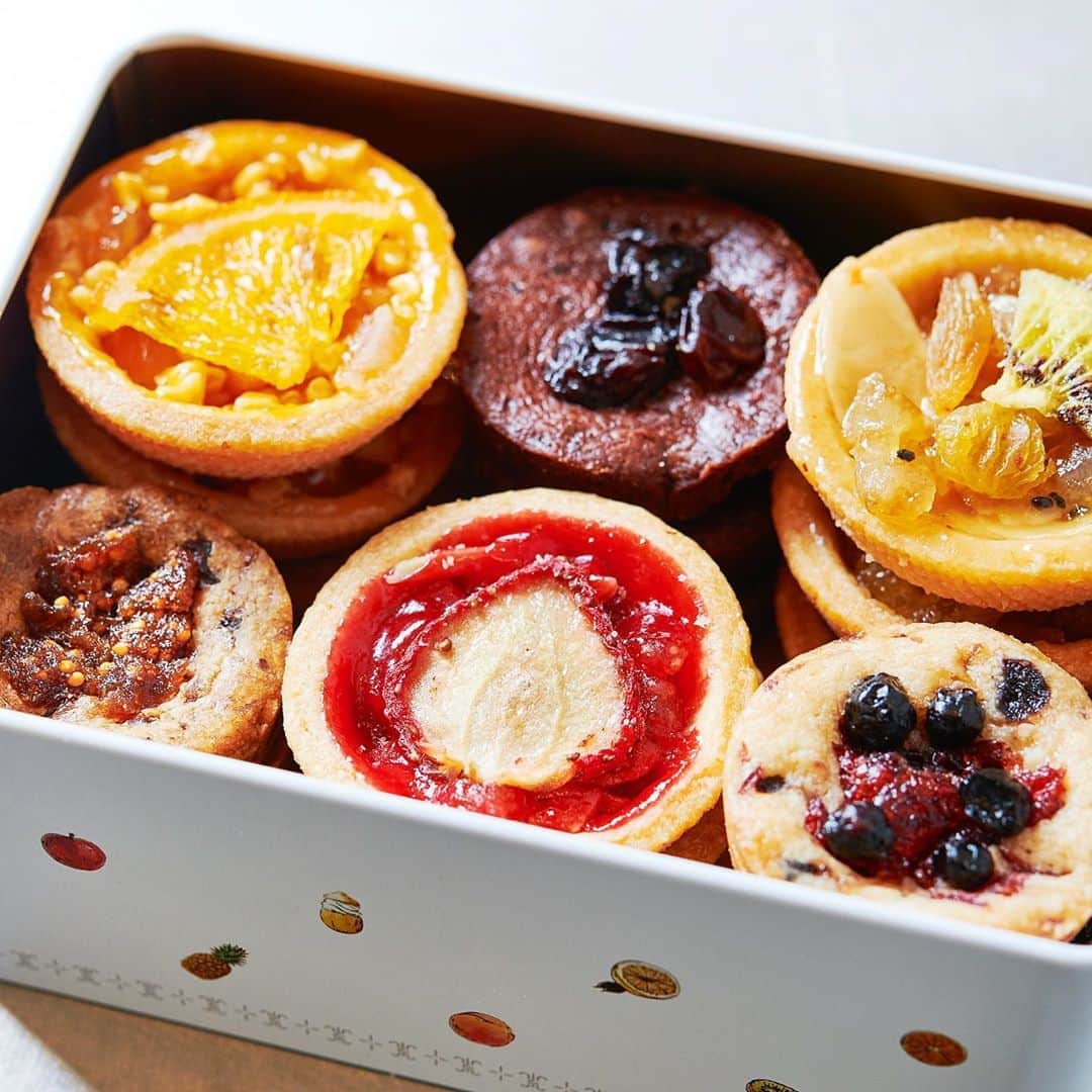 のインスタグラム：「果実を贅沢に使用したアイスクリーム専門店〈POIRE des rois+ TOKYO〉が東京駅内に登場🍓12種の果実を使った東京駅限定クッキー「カン・デリシュ」はお土産にもぴったり。﻿ ﻿ 【Hanako1189_大銀座で叶うこと】﻿ #Hanako #Hanako_magazine #銀座ランチ #銀座カフェ #日比谷カフェ #日比谷ランチ #銀ブラ #東銀座グルメ #喫茶店巡り #東銀座ランチ #喫茶店グルメ #銀座呑み #東京グルメ #カンデリシュ #POIREdesrois #焼き菓子 #パウンドケーキ #銀座スイーツ  #photoby_hiromikurokawa」