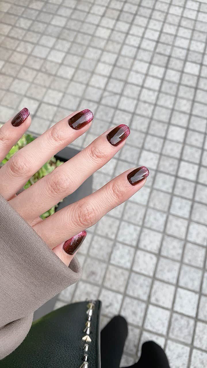 なかやまちえこのインスタグラム：「ベースカラーはBetty gel のC1002「くろこ」とマグネットはきまぐれキャット Cat’sEye 6721 「チリペッパーアイ」。⠀ チリペッパーアイは10/30に発売する新色です☺️❤️可愛い！！⠀ ⠀ マグネットの当て方でいろんな光り方が作れるので、ぜひいろいろ試してみてくださいね☺️👌⠀ ⠀ magnetic french nails!✨ I recommend magnetic gel 「Cat’sEye」✨⠀ Let’s try😊😊😊🙌⠀ ⠀ #nail #nails #nailart #ネイル #美甲 #ネイルアート  #japanesenailart #manucure #japanesenails #manicurist #gelnails #أظافر #네일아트 #미용 #vẽmóng #ngườiđẹp  #เพ้นท์เล็บ #искусствоногтя #artedeuñas #เพ้นท์เล็บเจล #ジェルネイルデザイン #ネイルデザイン #senikuku #nagelkunst #frenchnails #フレンチネイル #マグネットネイル #マグネットジェル #magneticnails @kimagure_cat_whim @bettygel_official @pregelofficial」