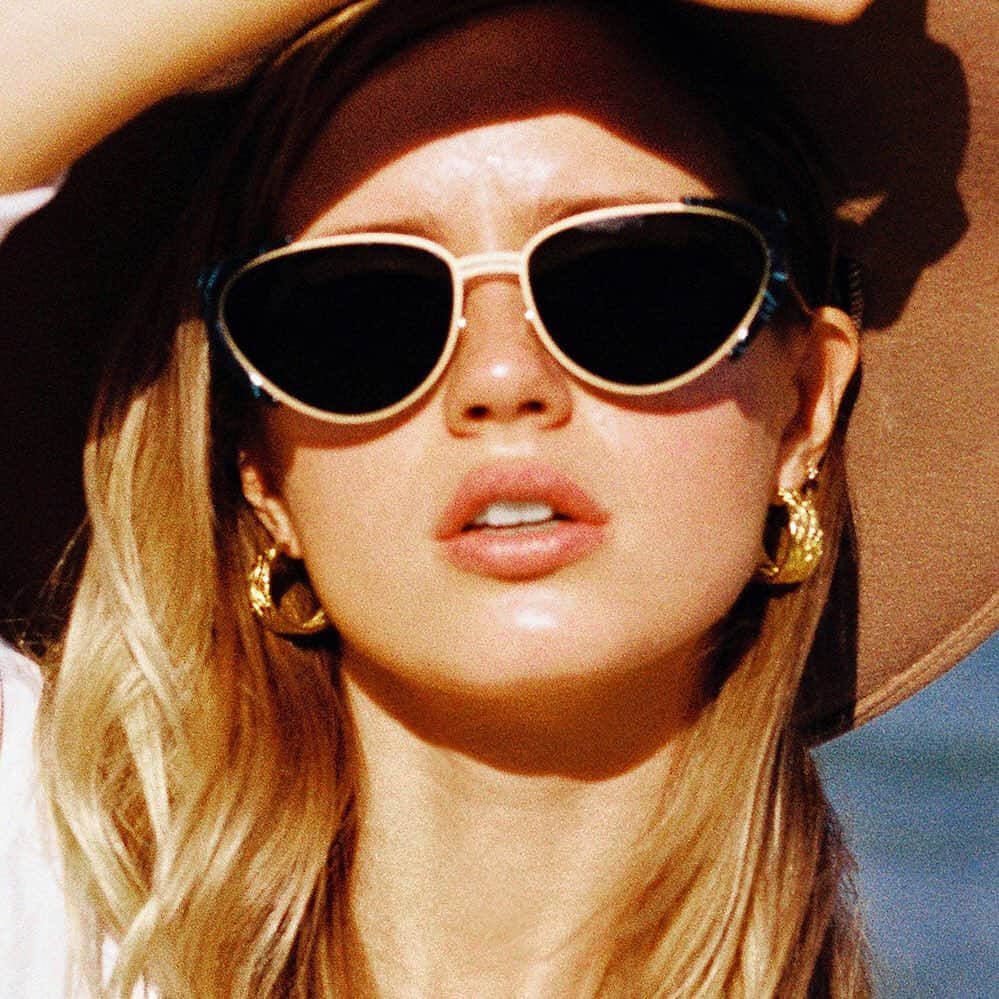 Meganさんのインスタグラム写真 - (MeganInstagram)「Zanzan GALA cat-eye sunglasses 🕶 handmade in Italy  . . . . #サングラス #선글라스 #lunettes #occhiali #sunglasses #eyewear #handmadeinitaly #slowfashion #buybetterbuyless #zanzaneyewear」10月6日 17時59分 - zanzan_domus