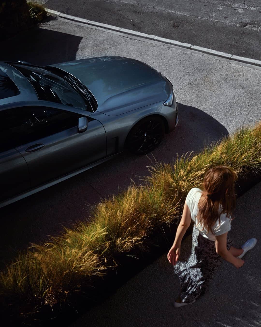 BMWのインスタグラム：「A typical case when the grass is greener on your side.  The BMW 7 Series Sedan.  #THE7 #BMW #7Series __ BMW 745e Sedan: Energy consumption in kWh/100 km (combined): 15.5–15.1. Fuel consumption in l/100 km (combined): 2.2–2.1. CO2 emissions in g/km (combined): 51–48. Further information: www.bmw.com/disclaimer.  	 Acceleration (0-100 km/h): 5.2 s. Power: 290 kW, 394 hp, 600 Nm. Top speed (limited): 250 km/h.」