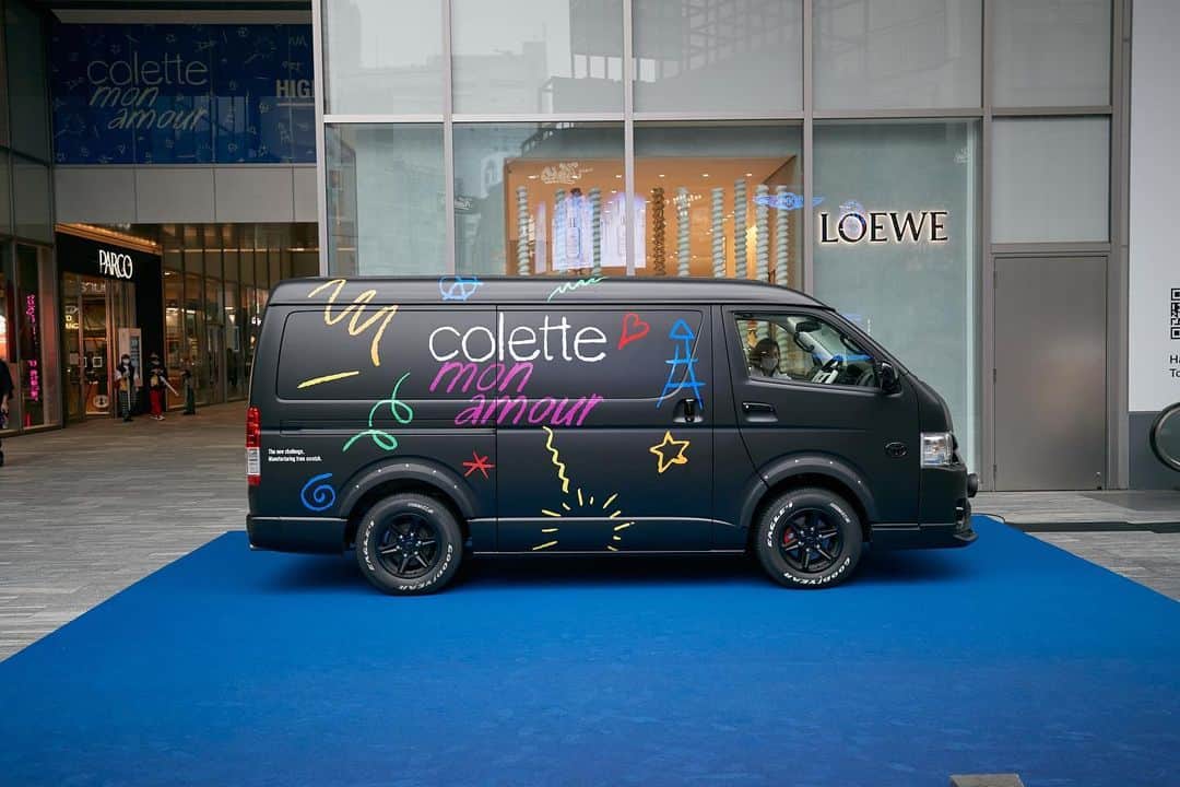 TOYOTAさんのインスタグラム写真 - (TOYOTAInstagram)「"PLAY HIACE"の第3弾「HIACE THEATER」 『COLETTE, MON AMOUR（コレット・モン・アムール）』の9/26 日本公開に合わせて、渋谷PARCOに特別にラッピングしたHIACEを展示し、車内をプライベートシアターにカスタムしました。  The 3rd "PLAY HIACE" "HIACE THEATRE" collaborated with 『COLETTE MON AMOUR』 on September 26th at Shibuya PARCO. Specially customised and wrapped HIACE was presented and the inside of the HIACE turned into a private theatre.  @sarahandelman  #TOYOTA　 #トヨタ #DYTD #DriveYourTeenageDreams #PLAYHIACE #colettemonamour #coletteforever」10月6日 18時04分 - toyota_jp