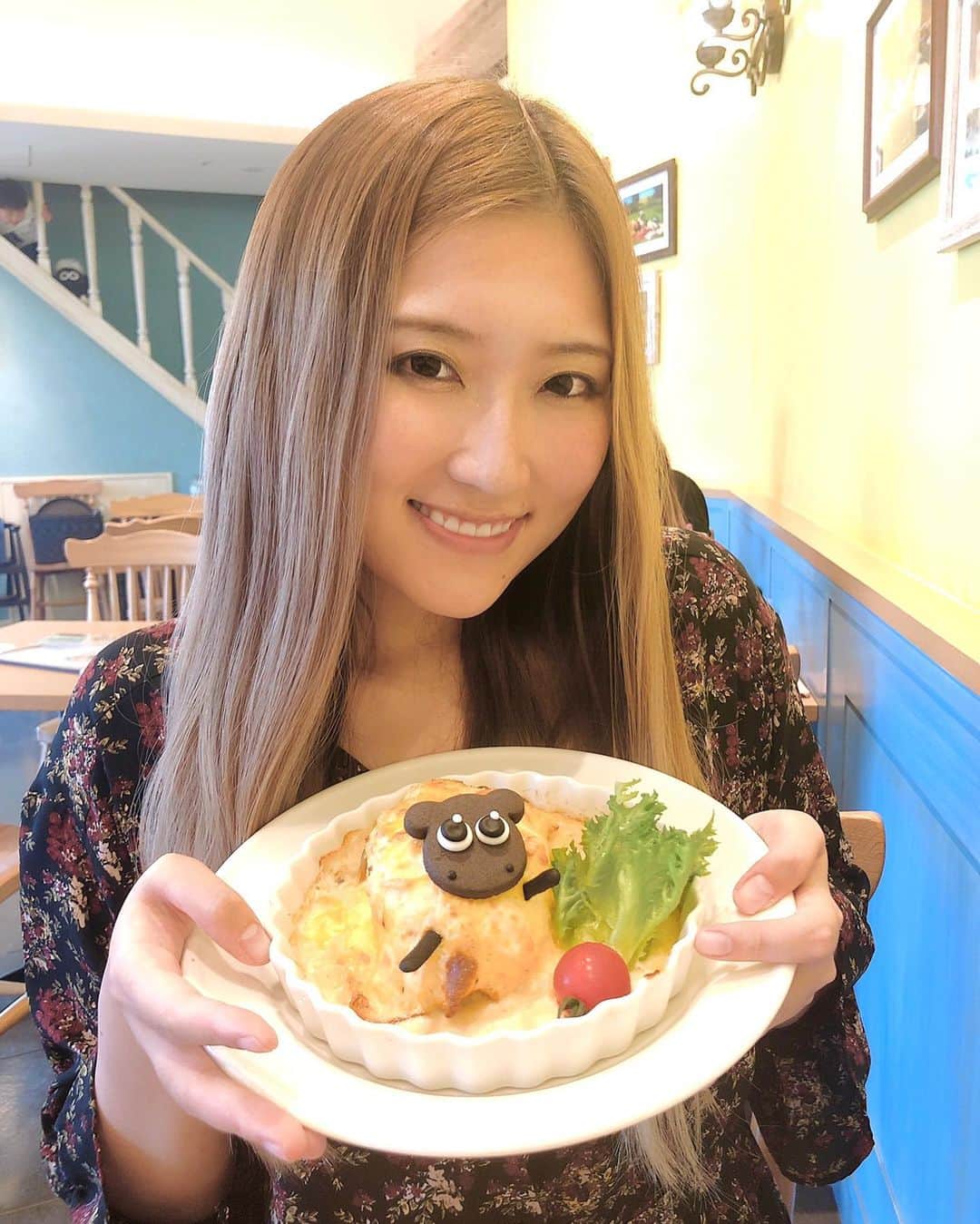 松丘雪那のインスタグラム：「. ひつじのショーンのところ行ったの！ ひつじのショーン大好きだからすごい嬉しかった♡ 口紅取れてるけど気にしないでね笑 血色悪い笑 . . . . . #model #me #seanthesheep #ひつじのショーン #かわいい #おいしかった #おすすめ #見た目良し味良し #かわいすぎ #楽しかった #モデル #タレント #インフルエンサー #大好きなアニメ #動物好き #キャラクターご飯 #笑顔」