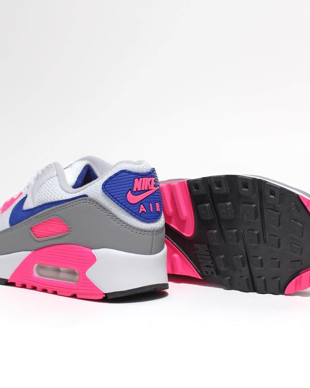 A+Sのインスタグラム：「2020. 10. 8 (thu) in store﻿ ﻿ ■NIKE AIR MAX Ⅲ﻿ COLOR : WHITE/VAST GREY-CONCORD﻿ SIZE : 26.0cm - 29.0cm﻿ PRICE : ¥15,500 (+TAX)﻿ ﻿ 1990年、Air Maxシリーズは新たなシルエットで躍進を遂げた。高性能なランニングシューズから、最先端のストリートウェアへと発展した運命のモデルだ。現在は「エア マックス 90」として親しまれているが、誕生時の名は「エア マックス 3」。1987年に発売されたオリジナルAir Maxの進化形という位置づけだった。最新のエディションは、そんな当初の名前で不朽のスタイルをアピール。細部にまでこだわり抜いた初期Air Maxのデザインを再現している。テーパードデザインのミッドソールフォーム、前足部の内蔵Airバッグ、新しいラバーのトラクションは、すべてオリジナルモデルの意匠を踏襲。ホワイトを基調としながら、バストグレー、コンコルド、ピンクブラストを加えたソフトな色合いも魅力だ。ハングタグ付きのレトロなAir Maxオリジナルボックスでお届けする。﻿ ﻿ In 1990, the Air Max series made a leap forward with a new silhouette. It is a model destined to evolve from high-performance running shoes to cutting-edge streetwear. Currently known as the "Air Max 90," the name at birth was "Air Max 3." It was positioned as an evolution of the original Air Max released in 1987. The latest edition appeals to the timeless style with such an original name. It reproduces the design of the early Air Max, which was particular about the details. The tapered midsole foam, built-in Air bag on the forefoot, and new rubber traction all follow the design of the original model. While the base color is white, the soft colors with bust gray, concorde, and pink blast are also attractive. Delivered in a retro Air Max original box with a hang tag.﻿ ﻿ #a_and_s﻿ #NIKE﻿ #NIKEAIRMAX﻿ #NIKEAIRMAXⅢ﻿ #NIKEAIRMAX3﻿ #NIKEAIRMAX90」