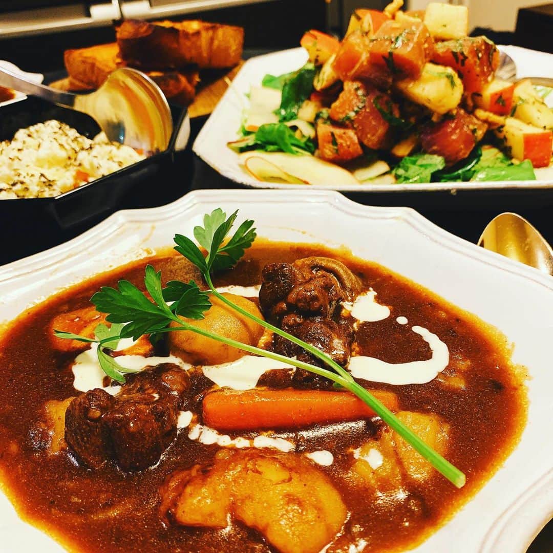 のインスタグラム：「今日のチャラヒゲごはんは圧力鍋で煮込んだ牛タンのシチューと、マグロとリンゴとクルミのタルタル、カプレーゼでした。最近近所にオシャレ精肉店があることが判明し、スーパーにはあんま売ってない部位の肉が手に入るようになったのでチャラヒゲは喜んでいる。 #cooking #cookingathome #タンシチュー　#ビーフシチュー　#タルタル　#カプレーゼ　#手作り料理  #チャラヒゲ」