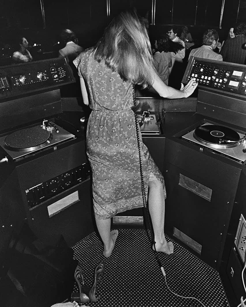Meganさんのインスタグラム写真 - (MeganInstagram)「Kicked her shoes off to DJ at Sybils, 1979  〰 The Bill Bernstein Photographs . . . . #dj #disco #billbernstein #discoteque」10月6日 18時12分 - zanzan_domus