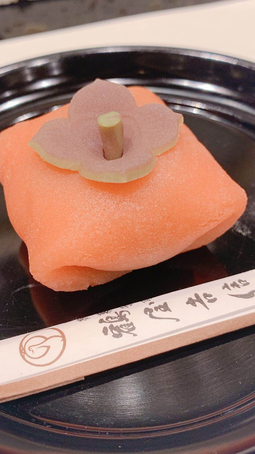 くまみきのインスタグラム：「久々に生菓子🍵 里の秋という柿の実を表したお菓子だって😊秋だね〜🍁  #和菓子 #生菓子 #お抹茶 #わたどう #私たちはどうかしている #日本橋」