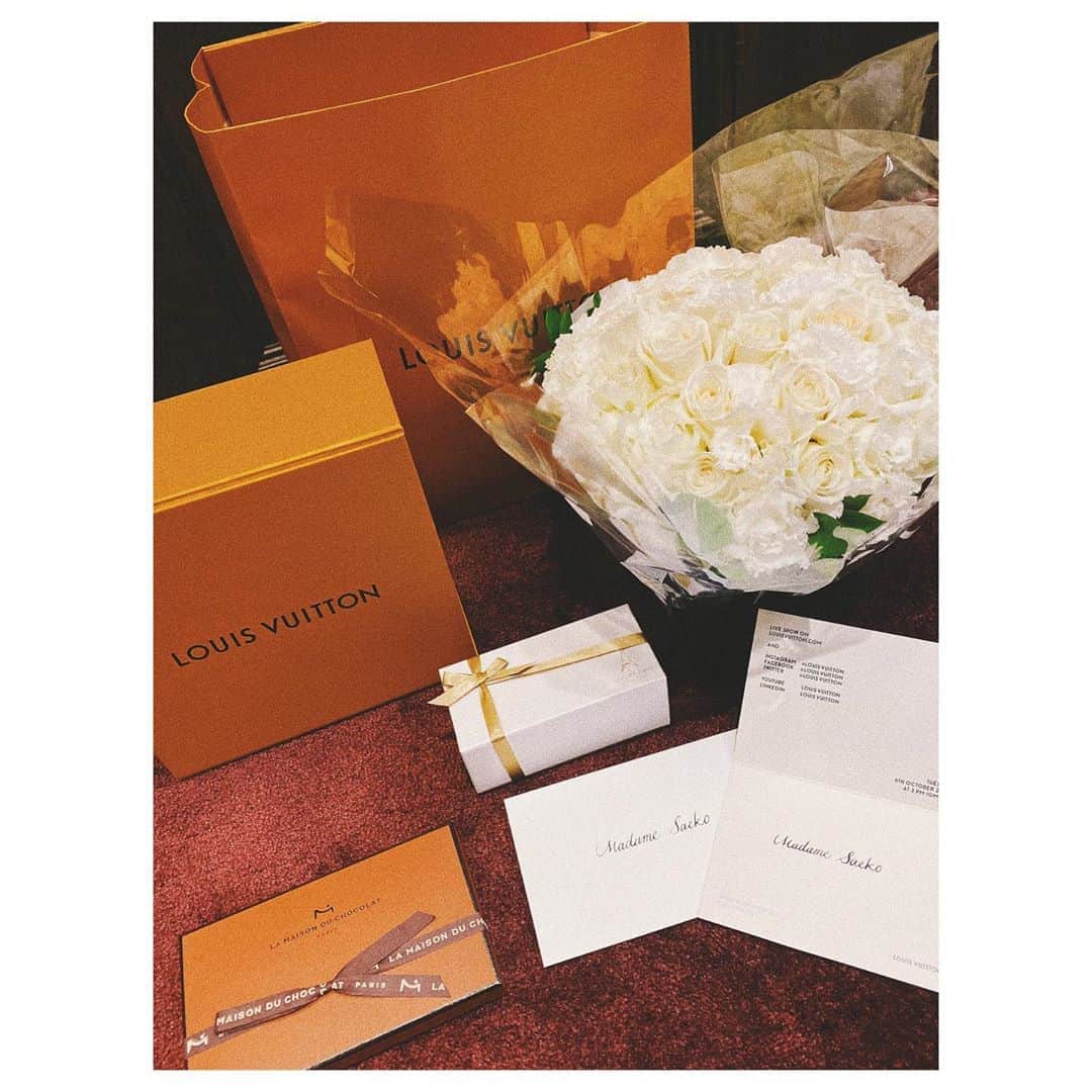 のインスタグラム：「さて🌹 今夜は @louisvuitton のSPRING SUMMER 2021COLLECTIONのショーがオンラインで22時から開催されるよ🌹  誰でも観られるみたいだから、皆さんも是非この機会に @louisvuitton のパリコレのショーを観てみてね😌🌙✴︎✨ #louisvuitton」