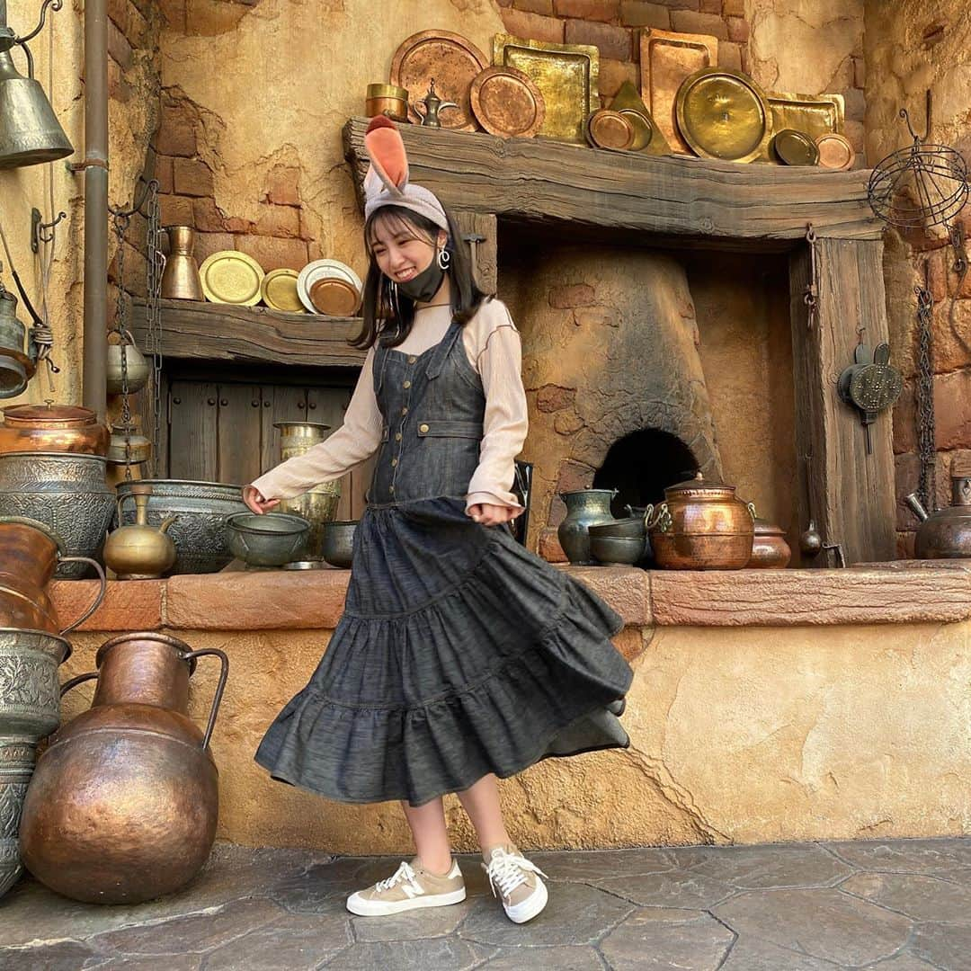 青島妃菜さんのインスタグラム写真 - (青島妃菜Instagram)「.﻿ #あおしまコーデ　in Disney Sea 🐳﻿ ﻿ 最近こういうコーデ多い😂﻿ 秋はこうなってしまうのが毎年の癖😖﻿ ﻿ このデニムかっわいいの🥰﻿ くるくるくる〜って回ると﻿ スカートがふわふわふわ〜ってするの！﻿ ﻿ なんで最近ガーリーコーデ多いのだ！？﻿ って思いつつも楽しんでおります😳﻿ ﻿ ﻿ ブランドは3枚目の写真にタグ付けしてあります！！ トップスとスニーカーは同じブランドです☀️﻿ #どの妃菜が好き？  ※撮影の時だけマスク外してます。」10月6日 18時17分 - hina1226_01