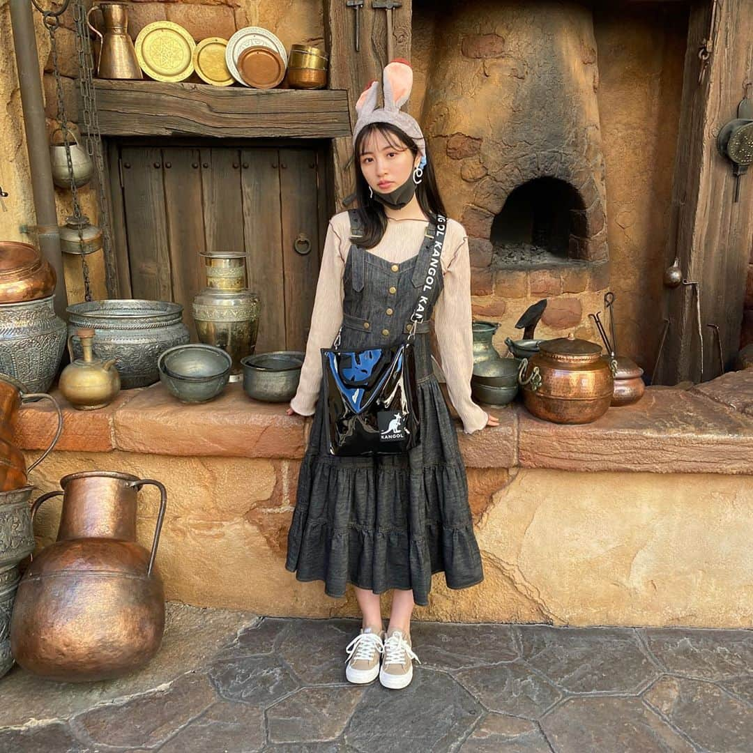 青島妃菜さんのインスタグラム写真 - (青島妃菜Instagram)「.﻿ #あおしまコーデ　in Disney Sea 🐳﻿ ﻿ 最近こういうコーデ多い😂﻿ 秋はこうなってしまうのが毎年の癖😖﻿ ﻿ このデニムかっわいいの🥰﻿ くるくるくる〜って回ると﻿ スカートがふわふわふわ〜ってするの！﻿ ﻿ なんで最近ガーリーコーデ多いのだ！？﻿ って思いつつも楽しんでおります😳﻿ ﻿ ﻿ ブランドは3枚目の写真にタグ付けしてあります！！ トップスとスニーカーは同じブランドです☀️﻿ #どの妃菜が好き？  ※撮影の時だけマスク外してます。」10月6日 18時17分 - hina1226_01