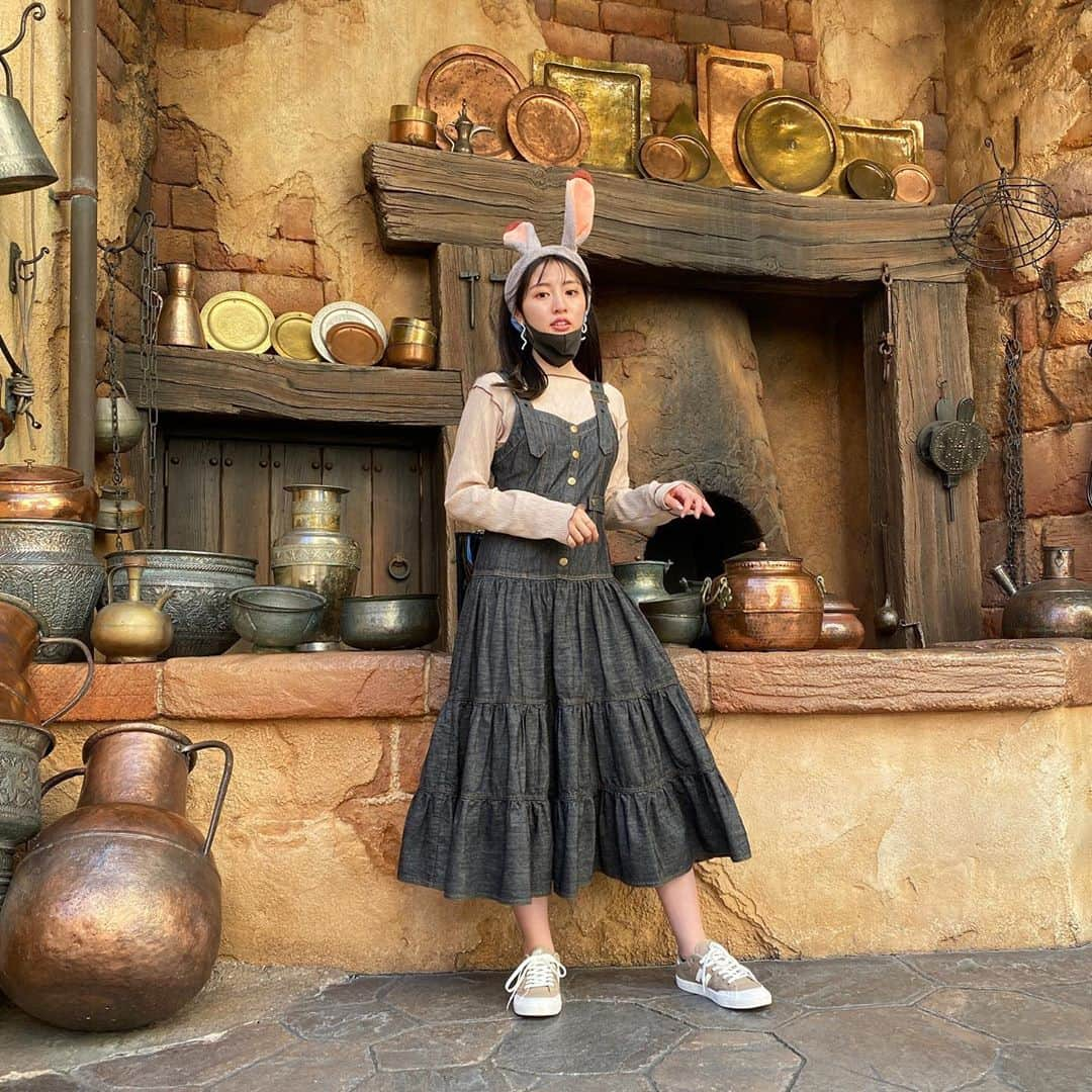 青島妃菜さんのインスタグラム写真 - (青島妃菜Instagram)「.﻿ #あおしまコーデ　in Disney Sea 🐳﻿ ﻿ 最近こういうコーデ多い😂﻿ 秋はこうなってしまうのが毎年の癖😖﻿ ﻿ このデニムかっわいいの🥰﻿ くるくるくる〜って回ると﻿ スカートがふわふわふわ〜ってするの！﻿ ﻿ なんで最近ガーリーコーデ多いのだ！？﻿ って思いつつも楽しんでおります😳﻿ ﻿ ﻿ ブランドは3枚目の写真にタグ付けしてあります！！ トップスとスニーカーは同じブランドです☀️﻿ #どの妃菜が好き？  ※撮影の時だけマスク外してます。」10月6日 18時17分 - hina1226_01