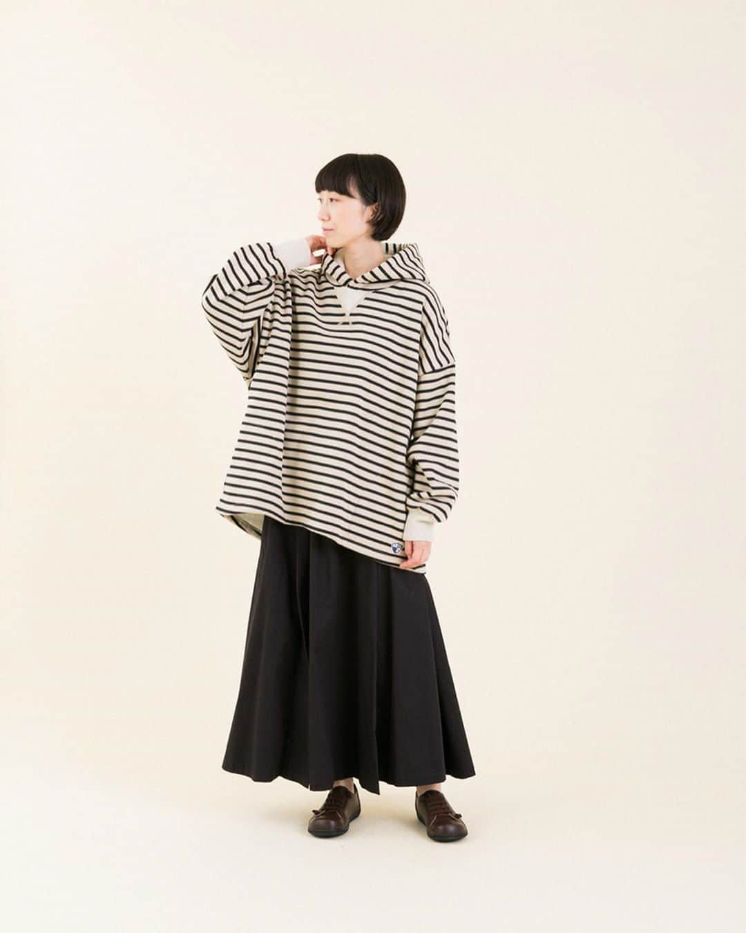のインスタグラム：「【 暮らしの服 】ほっと一息、あったか秋のリラックスウェア﻿ ﻿ いよいよ秋も本番。だんだんと肌寒くなり、おうちでほっと一息つける着心地のよい1着をお探しの方も多いのでは。﻿ 今回は、しっとりと肌触りのよいワンピースやシルエットがかわいい裏起毛アイテムなど、リラックスしながらおしゃれも楽しめる、秋支度におすすめのアイテムをご紹介します。﻿ ﻿ ﻿ -----------﻿ ■ボア接結天竺×フライス　裏ボアパーカー[GEN-2A47-0819-A]﻿ 身幅たっぷりのシルエットでボトムスとも好相性。﻿ 裏地はもふもふのボア素材で寒い時季も首元までぬくぬくに。﻿ ﻿ ﻿ -----------﻿ ■タイプライターポケットワークワンピース[ENV-2A47-0485-C]﻿ 羽織りワンピースはパーカとも重ねやすいノーカラーデザイン。﻿ ギャザーを寄せたふんわりシルエットで重ねてもゆったり。﻿ ﻿ ﻿ -----------﻿ ■多ボタンヘンリーワンピース[EFL-2A47-0724-A]﻿ ヘンリーネックをおしゃれに引き立てる多ボタンデザイン。﻿ ヘムラインは大胆に前後差をつけて遊び心もプラス。﻿ ﻿ ﻿ -----------﻿ ■裏起毛（表ピーチ起毛）ラグラン　BIGプルオーバー[SES-2A47-0961-A]﻿ 裏面は暖かな裏起毛、表はマットな質感のピーチ起毛で大人っぽく。﻿ 裾は前後差をつけてボトムス合わせをバランスよく。﻿ ﻿ ﻿ ﻿ ------------------------------﻿ ▶️お買いものは写真内のタグをタップしてくださいね。またはプロフィールからもナチュランへリンクしています。→@natulan_official﻿ ﻿ ▶️写真内のタグは、販売中でも消えている場合がございます。ぜひ、ナチュランの検索窓から、注文番号又は商品名を、検索してみてくださいね。﻿ ﻿ ▶️プロフィール画面では、季節のおすすめ商品や、再入荷情報をご紹介しています。ぜひ、ご覧くださいませ。→@natulan_official﻿ ﻿ ----------- #lifewear #fashion #今日のコーデ #コーディネート #ファッション #ナチュラル #ナチュラン #natulan #日々の暮らし #暮らしを楽しむ #シンプルライフ #シンプルコーデ #大人女子 #大人コーデ #ナチュラルコーデ #リラックス #リラックスコーデ #ワンマイルコーデ #ワンマイルウェア #ワンピース #ワンピースコーデ #パーカー #ボーダー #パーカ #暮らしの服 #natulan_official」