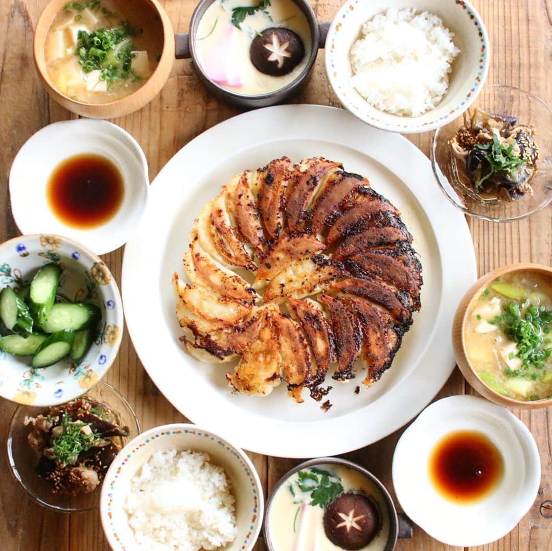 Atsukoさんのインスタグラム写真 - (AtsukoInstagram)「今日の晩御飯は餃子❤ @gyoza_korora コソラ餃子さんの餃子です。  材料はすべて国産。上質な国産ポークをはじめ、野菜は淡路島で育った甘味たっぷりのキャベツを使用しています。 淡路島の平岡農園さんのこだわり有機レモンを使った「塩レモン」と言う自家製の塩レモンダレも付いてます😋😋「味噌だれ」と「自家製ラー油」もセット。2種類の味で食べられます✨ 餃子は50個入り。でも意外とペロリと行けちゃいました😋 焼き方を書いたメモもついてます。 凄く食べやすくて美味しかった❤ ニラも少なめなので、お弁当にも入れられそうです👍👍  #コソラ #コソラ餃子」10月6日 18時18分 - sakuracafe001