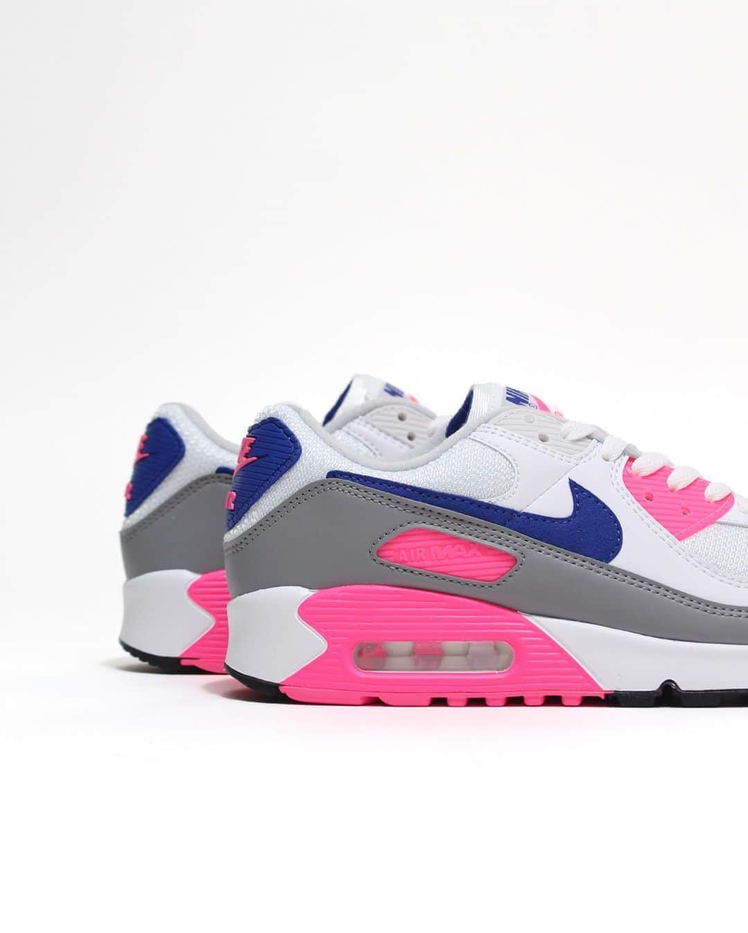 A+Sのインスタグラム：「2020. 10. 8 (thu) in store﻿ ﻿ ■NIKE AIR MAX Ⅲ﻿ COLOR : WHITE/VAST GREY-CONCORD﻿ SIZE : 26.0cm - 29.0cm﻿ PRICE : ¥15,500 (+TAX)﻿ ﻿ 1990年、Air Maxシリーズは新たなシルエットで躍進を遂げた。高性能なランニングシューズから、最先端のストリートウェアへと発展した運命のモデルだ。現在は「エア マックス 90」として親しまれているが、誕生時の名は「エア マックス 3」。1987年に発売されたオリジナルAir Maxの進化形という位置づけだった。最新のエディションは、そんな当初の名前で不朽のスタイルをアピール。細部にまでこだわり抜いた初期Air Maxのデザインを再現している。テーパードデザインのミッドソールフォーム、前足部の内蔵Airバッグ、新しいラバーのトラクションは、すべてオリジナルモデルの意匠を踏襲。ホワイトを基調としながら、バストグレー、コンコルド、ピンクブラストを加えたソフトな色合いも魅力だ。ハングタグ付きのレトロなAir Maxオリジナルボックスでお届けする。﻿ ﻿ In 1990, the Air Max series made a leap forward with a new silhouette. It is a model destined to evolve from high-performance running shoes to cutting-edge streetwear. Currently known as the "Air Max 90," the name at birth was "Air Max 3." It was positioned as an evolution of the original Air Max released in 1987. The latest edition appeals to the timeless style with such an original name. It reproduces the design of the early Air Max, which was particular about the details. The tapered midsole foam, built-in Air bag on the forefoot, and new rubber traction all follow the design of the original model. While the base color is white, the soft colors with bust gray, concorde, and pink blast are also attractive. Delivered in a retro Air Max original box with a hang tag.﻿ ﻿ #a_and_s﻿ #NIKE﻿ #NIKEAIRMAX﻿ #NIKEAIRMAXⅢ﻿ #NIKEAIRMAX3﻿ #NIKEAIRMAX90」