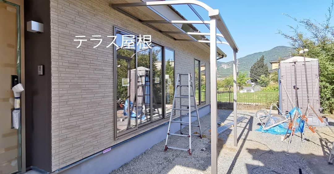 有限会社 稲葉製材住宅のインスタグラム：「玉名の家は外部工事も進行中です👌 玄関やテラス屋根も仕上がってきてます🙆 見学会も開催予定です❗ 詳細はまた後日🙈🙈🙈  #完成まであと少し #見学会も開催予定 #自然素材 #工事進捗 #平屋の吹抜け #勾配天井 #平屋 #楽しい家 #工事の流れ #新築 #高性能住宅 #家 #家づくり #マイホーム #暮らしやすい家 #使いやすい家 #丁寧な家づくり #庭のある暮らし #家具と暮らす #暮らし #日々 #楽しい暮らし #ナチュラル #工務店 #注文住宅 #熊本 #玉名 #山鹿 #稲葉製材住宅 #イナバ  家族の未来、地球の未来を考えた家づくり 施工対応エリア 玉名、山鹿、荒尾、熊本市 県北メイン」
