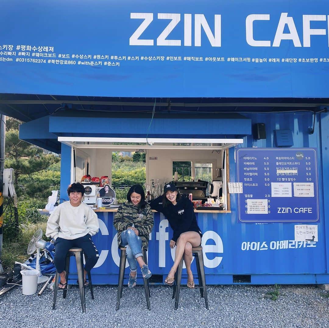 パク・ヒョジュのインスタグラム：「we💙 @bravo_baekho @zzinsurf @peace_water_ski @다나 ㅋ」