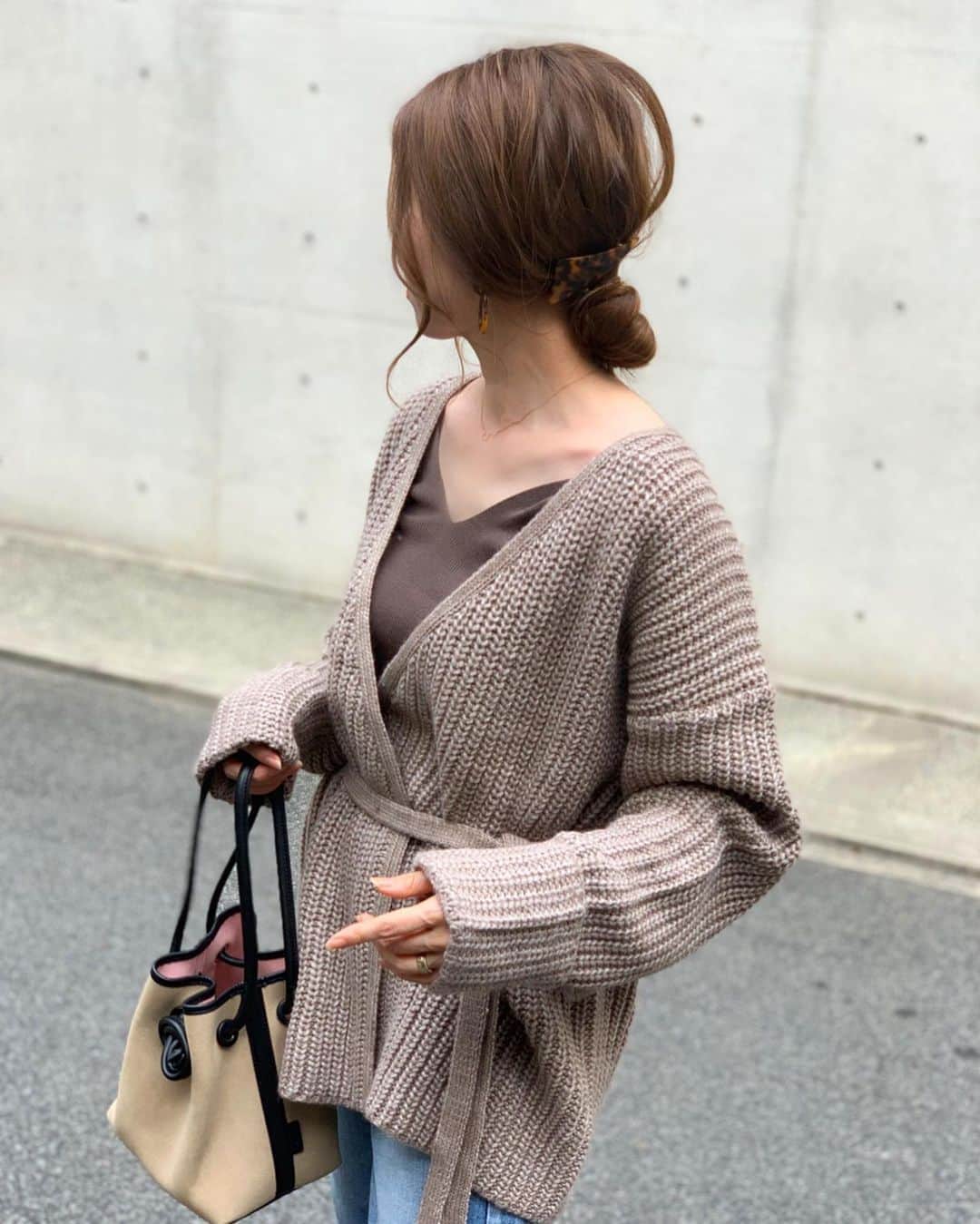 kazumint20さんのインスタグラム写真 - (kazumint20Instagram)「. #coordinate . . だんだんニットが着れる季節になって嬉しい𓍯𓍯。 . カーディガンもゆるっとしたシルエットがいいよね。 出番待ちのニットも全部オーバーサイズで☻。 . . . cardigan  @gallardagalante_navy  @gallardagalante  denim  @upperhights  shoes  @pellico bag  @vasic_japan  . . . . #fashion#instafashion#knitcardigan#gallardagalante_navy#gallardagalante#upperhights#ニットコーデ#デニムコーデ#シンプルコーデ#秋コーデ .」10月6日 18時21分 - kazumint20