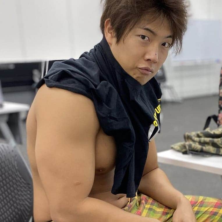 竹下幸之介のインスタグラム：「暑いと背中に汗をかくので、着替える前にこの状態で待つことが多いです。  #着替え #cookman #ddtpro #あつい ##ddtpro #竹下幸之介」