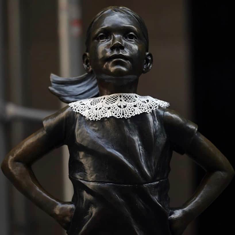Ilana Wilesさんのインスタグラム写真 - (Ilana WilesInstagram)「Everybody is sending me this pic of the Fearless Girl (who stands across from the NY Stock Exchange) wearing a dissent collar to honor RBG and telling me to show Mazzy and Harlow. Can I just say— I love that this pic makes you think of my girls!!!」9月22日 11時12分 - mommyshorts
