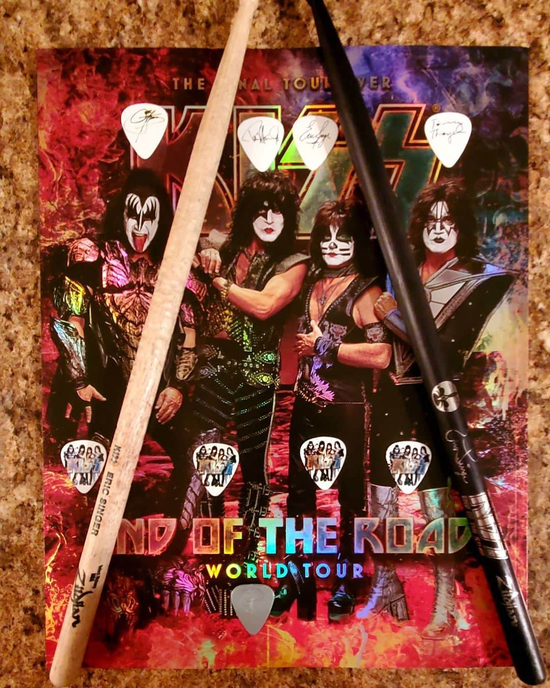KISSさんのインスタグラム写真 - (KISSInstagram)「What #KISS #EndOfTheRoad Tour items do you have in your collection, #KISSARMY?」9月22日 11時04分 - kissonline