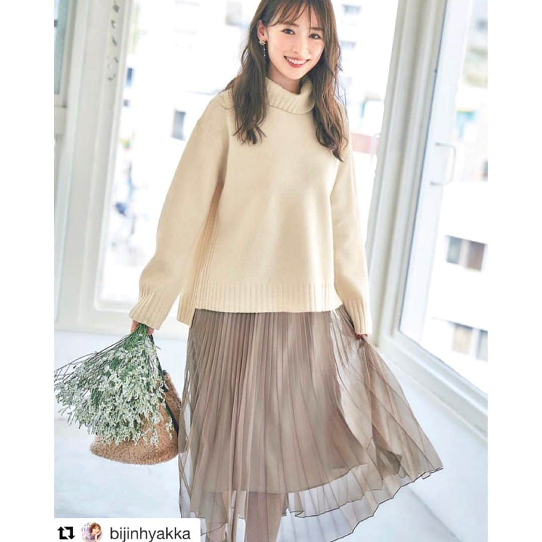 Stola. official accountさんのインスタグラム写真 - (Stola. official accountInstagram)「News!*入荷日が決定しました❤︎ 美人百花10月号掲載のニットとプリーツスカート。 オンラインでは着用色の先行プレオーダー分が2度完売、 店頭でも沢山のお問い合わせをいただいておりましたが このたび通常販売日が決定しました！ ㅤ 都内近郊店舗・オンラインには9/25(金)、 一部店舗には26(土)に入荷いたします✨ ※配送状況により前後する可能性もございます。 ㅤ 店舗ではお電話にて入荷のご連絡を承ります。 また、オンラインでは「再入荷リクエスト」をして頂くと メールで入荷をお知らせいたします。 ぜひご利用ください☺︎ ㅤ ㅤ Thanks❤︎#Repost @bijinhyakka ・・・ 毎号好評の連載企画、『Stola.の名品リスト』✨ 今月はドラマチックな秋スカートをご紹介❣️ キラキラのシャイニープリーツに、カラーレースのマーメイドスカートetc.どれも１枚で着こなしにムードが出る、心躍るデザインばかりです❤️ 編集I #Stola. #ストラ #連載企画 #ドラマチックスカート　#美人百花 #泉里香 さん着用 #スカート #スカートコーデ」9月22日 11時09分 - stola.jp