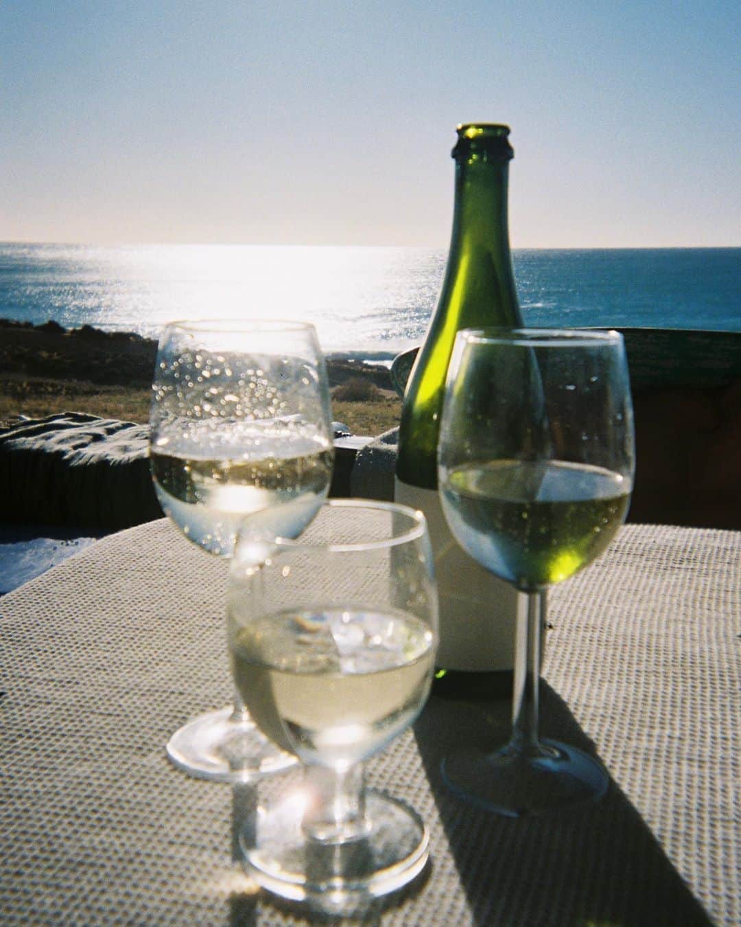 フェリシティー・パルマティアーのインスタグラム：「Take me back to an afternoon like this again @alexandradurant @marniedurant @denni.com.au 💛🥂🍾」