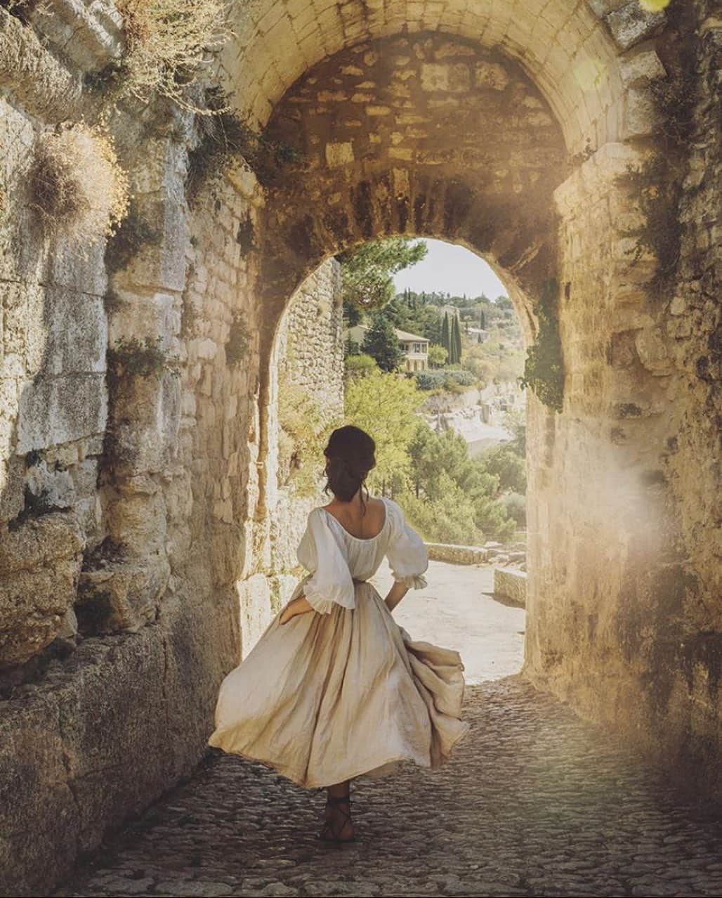 FRENCH GIRLさんのインスタグラム写真 - (FRENCH GIRLInstagram)「Our #MondayMuse this week is the ethereal and otherworldly @jamiebeck.co and her dreamy chemise and skirt ensemble made in partnership with @luxeprovence ☁️  What we would give to be exploring beautiful French villages, traipsing around ancient stone pathways in tranquil towns... ✨  Check out her gorgeous collaboration collection and her beautiful artwork, too. Everything she creates is pure magic. 🤍  Photo by/of @jamiebeck.co」9月22日 10時03分 - frenchgirlorganics