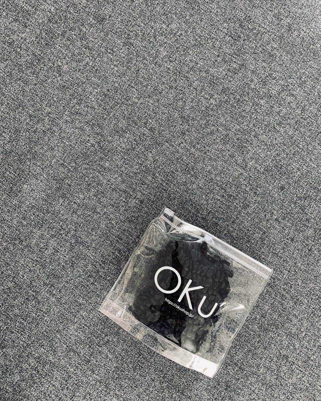 小田切恵子さんのインスタグラム写真 - (小田切恵子Instagram)「ちっちゃすぎて可愛い!伸びて優秀ECO BAG🍿🖤 そしてリアルなbagの中身🖤  #oku #oku服 #okuac #ポップコーンbag #ecobag」9月22日 9時54分 - keikoodagiri101